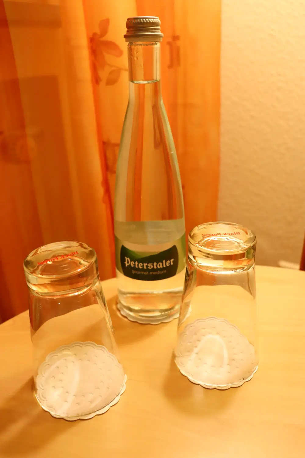 Haus Hubertus Frühstück Wasserflasche und Glas